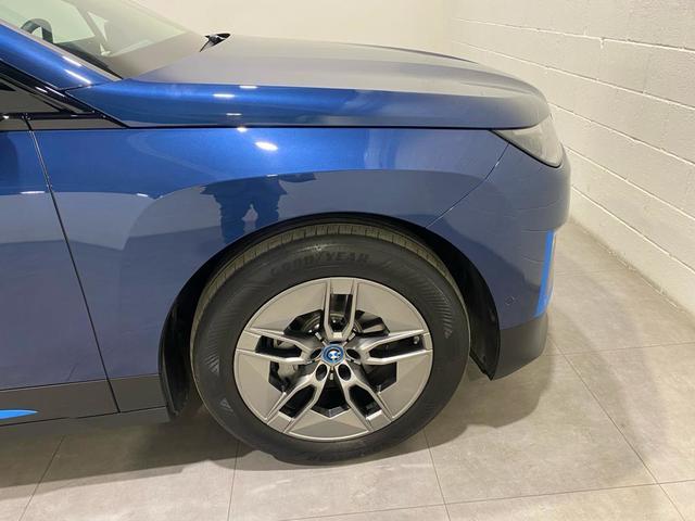 BMW iX xDrive40 color Azul. Año 2022. 240KW(326CV). Eléctrico. En concesionario Motor Munich - Terrassa - VO de Barcelona
