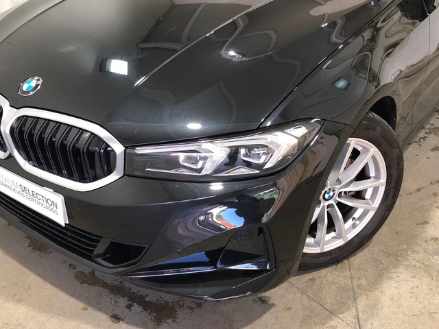 BMW Serie 3 318d Touring color Negro. Año 2023. 110KW(150CV). Diésel. En concesionario Movilnorte El Plantio de Madrid