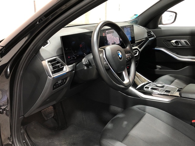 BMW Serie 3 318d Touring color Negro. Año 2023. 110KW(150CV). Diésel. En concesionario Movilnorte El Plantio de Madrid