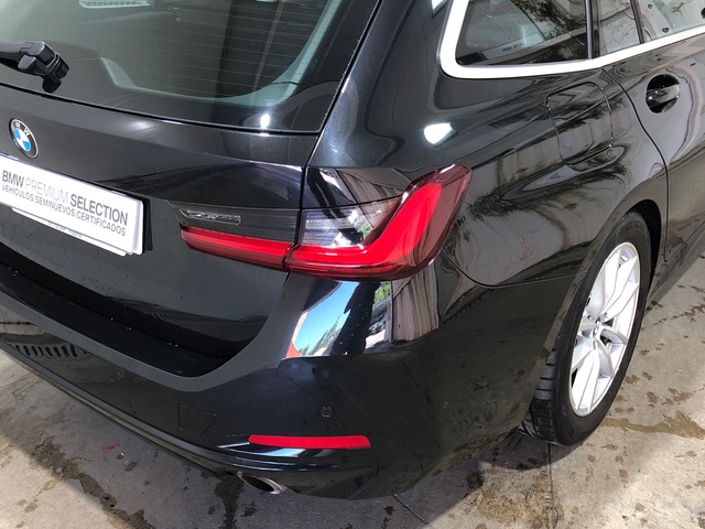 BMW Serie 3 318d Touring color Negro. Año 2023. 110KW(150CV). Diésel. En concesionario Movilnorte El Plantio de Madrid