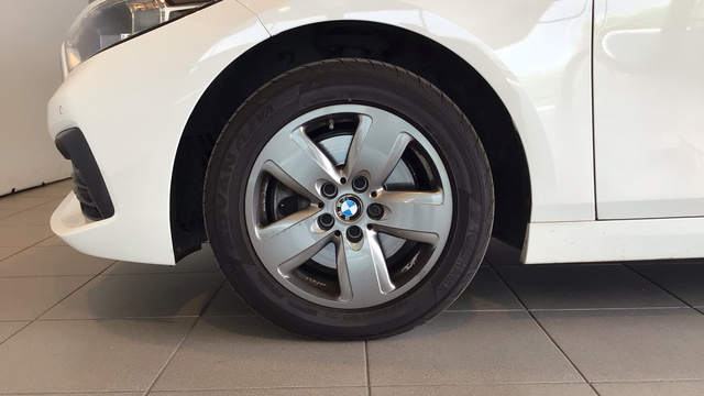 BMW Serie 1 118i color Blanco. Año 2021. 103KW(140CV). Gasolina. En concesionario BYmyCAR Madrid - Alcalá de Madrid