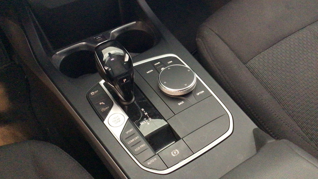 BMW Serie 1 118i color Blanco. Año 2021. 103KW(140CV). Gasolina. En concesionario BYmyCAR Madrid - Alcalá de Madrid