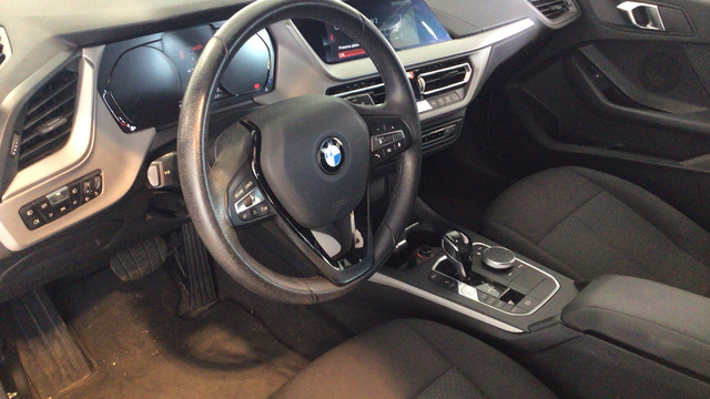BMW Serie 1 118i color Blanco. Año 2021. 103KW(140CV). Gasolina. En concesionario BYmyCAR Madrid - Alcalá de Madrid