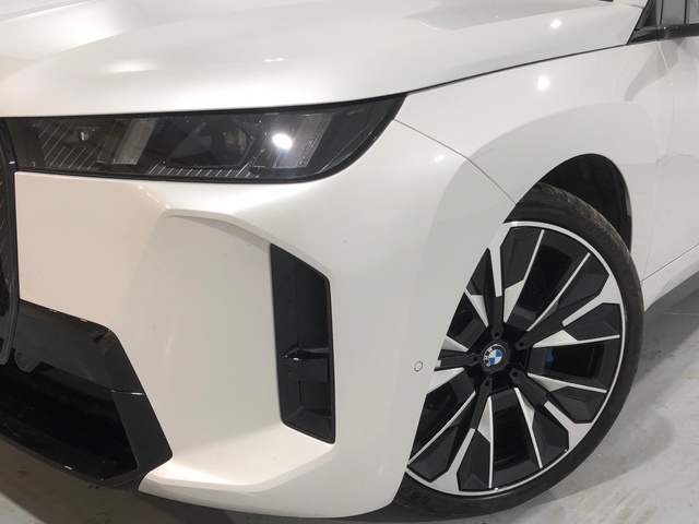 BMW iX xDrive45 color Blanco. Año 2025. 300KW(408CV). Eléctrico. En concesionario Auto Premier, S.A. - MADRID de Madrid