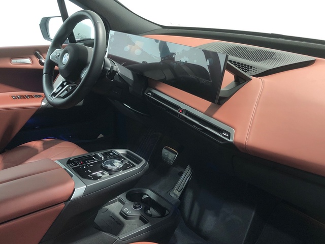 BMW iX xDrive45 color Blanco. Año 2025. 300KW(408CV). Eléctrico. En concesionario Auto Premier, S.A. - MADRID de Madrid