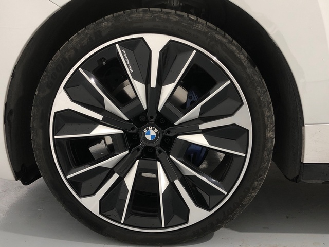 BMW iX xDrive45 color Blanco. Año 2025. 300KW(408CV). Eléctrico. En concesionario Auto Premier, S.A. - MADRID de Madrid