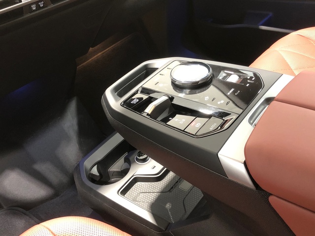 BMW iX xDrive45 color Blanco. Año 2025. 300KW(408CV). Eléctrico. En concesionario Auto Premier, S.A. - MADRID de Madrid