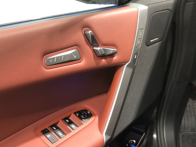 BMW iX xDrive45 color Blanco. Año 2025. 300KW(408CV). Eléctrico. En concesionario Auto Premier, S.A. - MADRID de Madrid