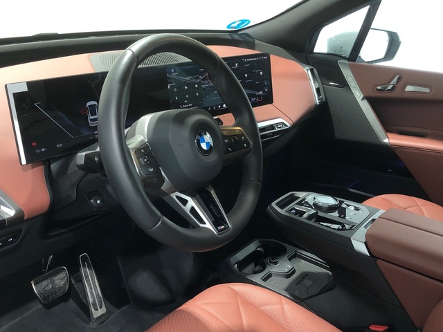 BMW iX xDrive45 color Blanco. Año 2025. 300KW(408CV). Eléctrico. En concesionario Auto Premier, S.A. - MADRID de Madrid