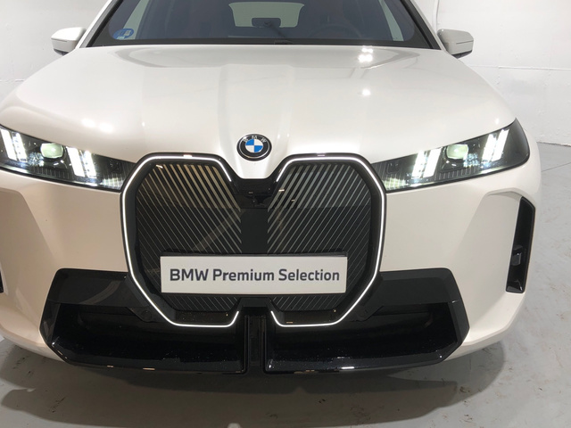 BMW iX xDrive45 color Blanco. Año 2025. 300KW(408CV). Eléctrico. En concesionario Auto Premier, S.A. - MADRID de Madrid