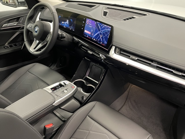 BMW iX1 xDrive30 color Blanco. Año 2025. 230KW(313CV). Eléctrico. En concesionario Maberauto de Castellón