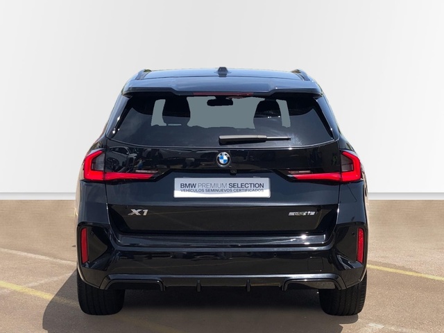 BMW X1 sDrive18i color Negro. Año 2023. 100KW(136CV). Gasolina. En concesionario Proa Premium Palma de Baleares