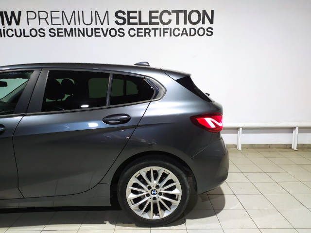 BMW Serie 1 118d color Gris. Año 2021. 110KW(150CV). Diésel. En concesionario Hispamovil Elche de Alicante