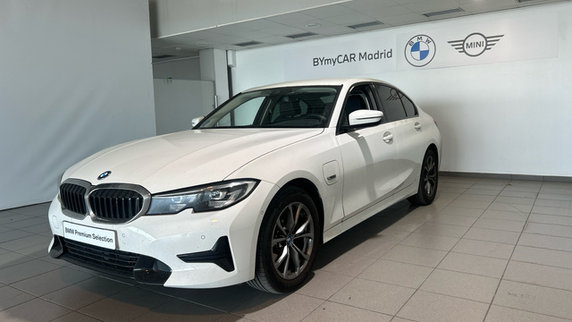 BMW Serie 3 320e color Blanco. Año 2022. 150KW(204CV). Híbrido Electro/Gasolina. En concesionario BYmyCAR Madrid - Alcalá de Madrid