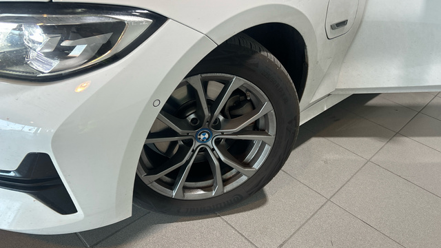 BMW Serie 3 320e color Blanco. Año 2022. 150KW(204CV). Híbrido Electro/Gasolina. En concesionario BYmyCAR Madrid - Alcalá de Madrid