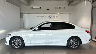 Fotos de BMW Serie 3 320e color Blanco. Año 2022. 150KW(204CV). Híbrido Electro/Gasolina. En concesionario BYmyCAR Madrid - Alcalá de Madrid