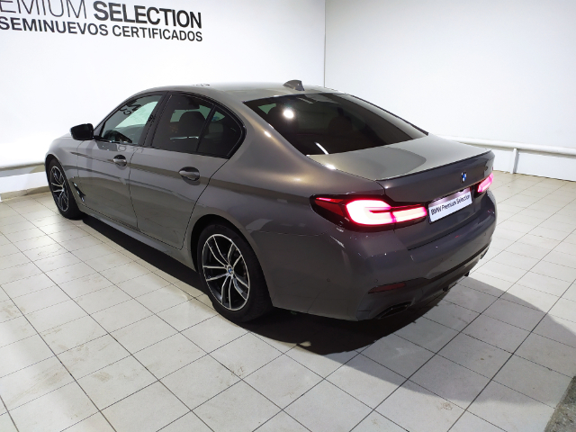 BMW Serie 5 520d color Gris. Año 2022. 140KW(190CV). Diésel. En concesionario Hispamovil, Torrevieja de Alicante