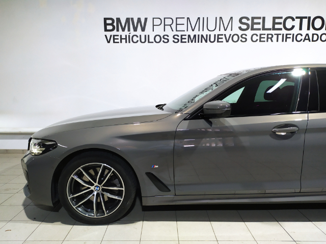 BMW Serie 5 520d color Gris. Año 2022. 140KW(190CV). Diésel. En concesionario Hispamovil, Torrevieja de Alicante
