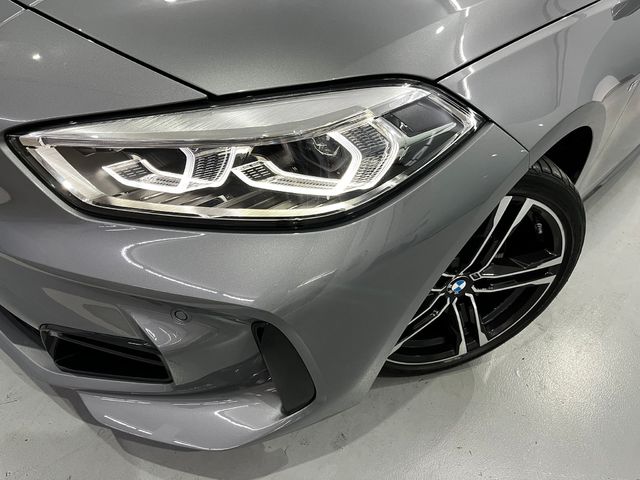 BMW Serie 1 118i color Gris. Año 2024. 103KW(140CV). Gasolina. En concesionario Unicars Ponent de Lleida