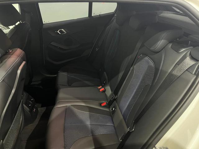BMW Serie 1 118i color Gris. Año 2024. 103KW(140CV). Gasolina. En concesionario Unicars Ponent de Lleida