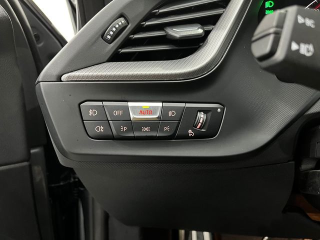 BMW Serie 1 118i color Gris. Año 2024. 103KW(140CV). Gasolina. En concesionario Unicars Ponent de Lleida