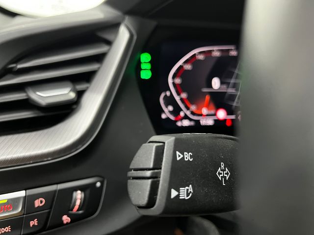 BMW Serie 1 118i color Gris. Año 2024. 103KW(140CV). Gasolina. En concesionario Unicars Ponent de Lleida