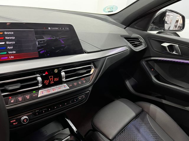 BMW Serie 1 118i color Gris. Año 2024. 103KW(140CV). Gasolina. En concesionario Unicars Ponent de Lleida