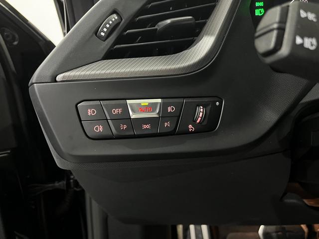 BMW Serie 1 118i color Negro. Año 2024. 103KW(140CV). Gasolina. En concesionario Unicars Ponent de Lleida