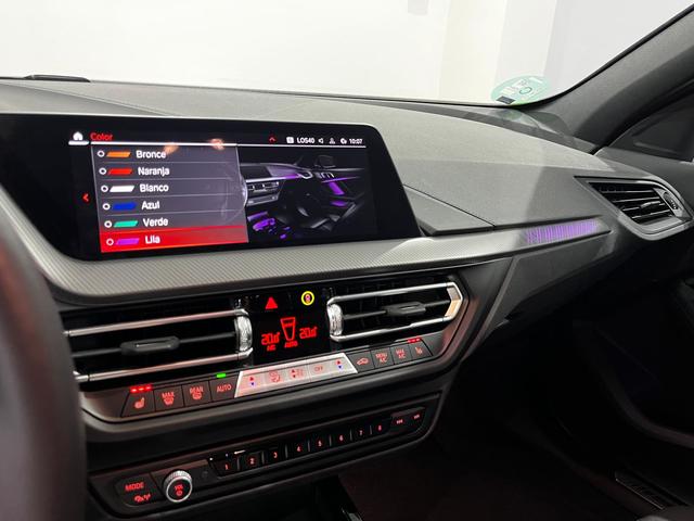 BMW Serie 1 118i color Negro. Año 2024. 103KW(140CV). Gasolina. En concesionario Unicars Ponent de Lleida