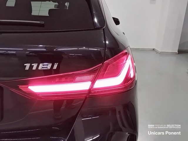 BMW Serie 1 118i color Negro. Año 2024. 103KW(140CV). Gasolina. En concesionario Unicars Ponent de Lleida
