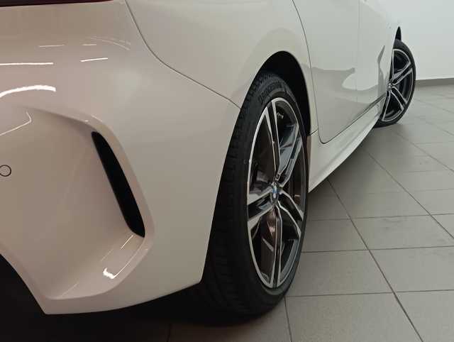 BMW Serie 1 118i color Blanco. Año 2024. 103KW(140CV). Gasolina. En concesionario Augusta Aragon S.A. de Zaragoza