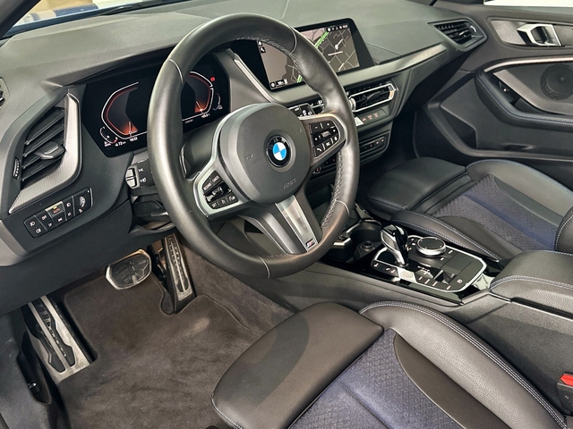 BMW Serie 1 118d color Azul. Año 2024. 110KW(150CV). Diésel. En concesionario Triocar Gijón (Bmw y Mini) de Asturias