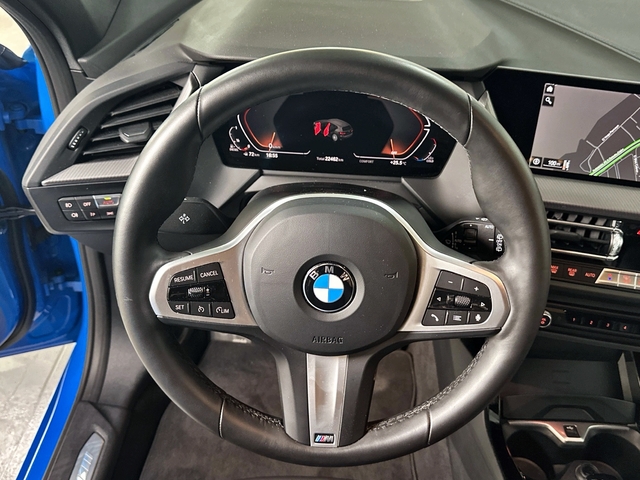 BMW Serie 1 118d color Azul. Año 2024. 110KW(150CV). Diésel. En concesionario Triocar Gijón (Bmw y Mini) de Asturias