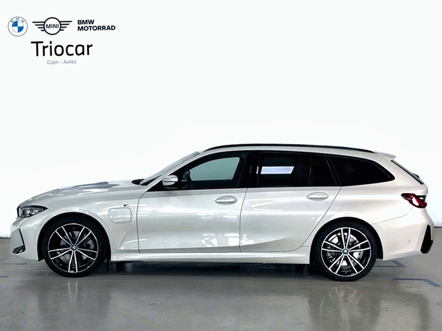 BMW Serie 3 330e Touring color Blanco. Año 2024. 215KW(292CV). Híbrido Electro/Gasolina. En concesionario Triocar Gijón (Bmw y Mini) de Asturias
