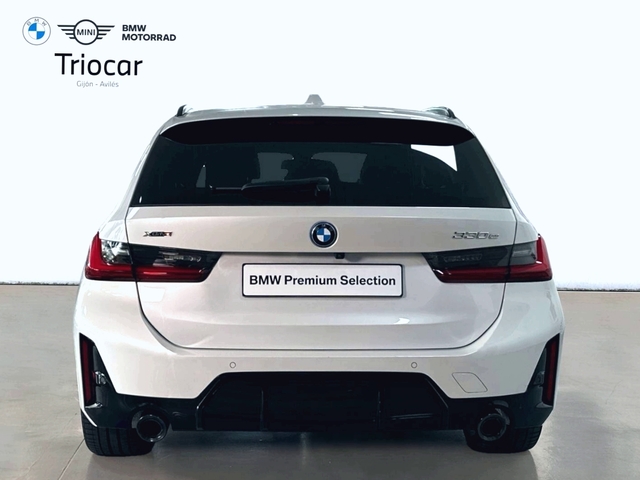 BMW Serie 3 330e Touring color Blanco. Año 2024. 215KW(292CV). Híbrido Electro/Gasolina. En concesionario Triocar Gijón (Bmw y Mini) de Asturias