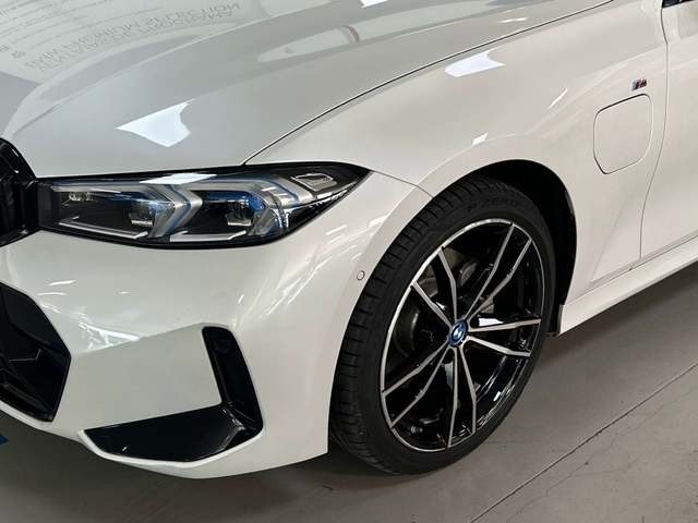 BMW Serie 3 330e Touring color Blanco. Año 2024. 215KW(292CV). Híbrido Electro/Gasolina. En concesionario Triocar Gijón (Bmw y Mini) de Asturias