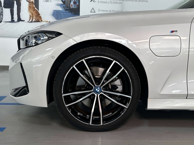 BMW Serie 3 330e Touring color Blanco. Año 2024. 215KW(292CV). Híbrido Electro/Gasolina. En concesionario Triocar Gijón (Bmw y Mini) de Asturias