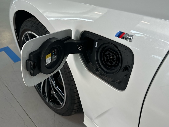 BMW Serie 3 330e Touring color Blanco. Año 2024. 215KW(292CV). Híbrido Electro/Gasolina. En concesionario Triocar Gijón (Bmw y Mini) de Asturias