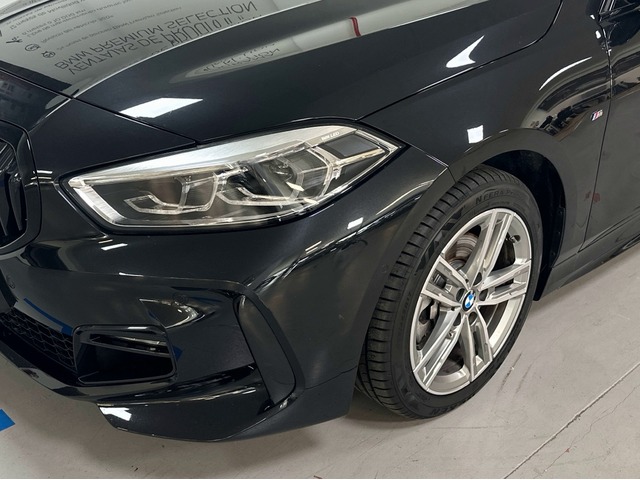 BMW Serie 1 118d color Negro. Año 2024. 110KW(150CV). Diésel. En concesionario Triocar Gijón (Bmw y Mini) de Asturias