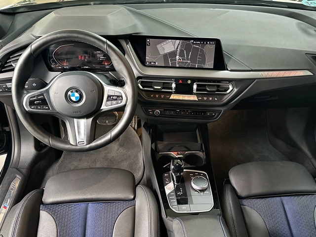 BMW Serie 1 118d color Negro. Año 2024. 110KW(150CV). Diésel. En concesionario Triocar Gijón (Bmw y Mini) de Asturias