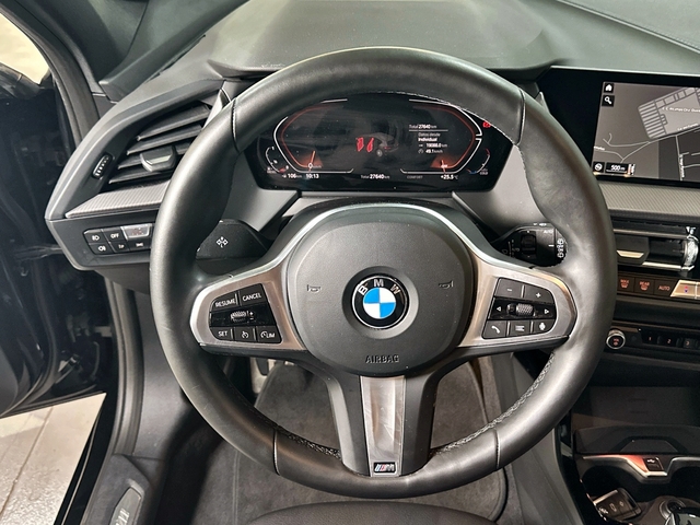 BMW Serie 1 118d color Negro. Año 2024. 110KW(150CV). Diésel. En concesionario Triocar Gijón (Bmw y Mini) de Asturias