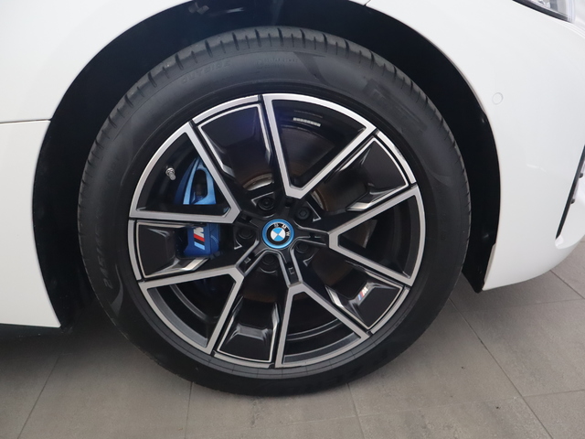 BMW i4 eDrive40 color Blanco. Año 2023. 250KW(340CV). Eléctrico. En concesionario Pruna Motor, S.L de Barcelona