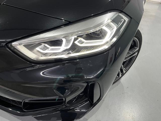 BMW Serie 1 118i color Negro. Año 2024. 103KW(140CV). Gasolina. En concesionario Unicars Ponent de Lleida