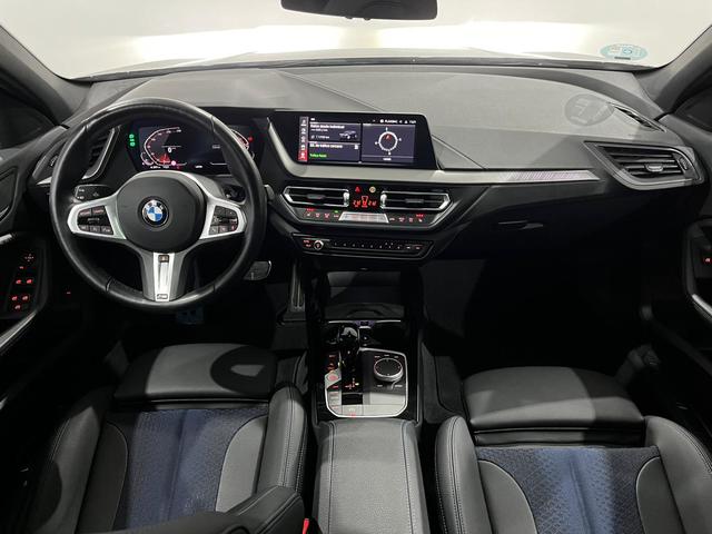 BMW Serie 1 118i color Negro. Año 2024. 103KW(140CV). Gasolina. En concesionario Unicars Ponent de Lleida
