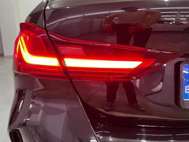BMW Serie 1 118i color Negro. Año 2024. 103KW(140CV). Gasolina. En concesionario Unicars Ponent de Lleida