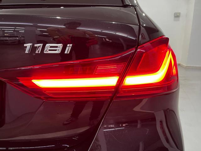 BMW Serie 1 118i color Negro. Año 2024. 103KW(140CV). Gasolina. En concesionario Unicars Ponent de Lleida