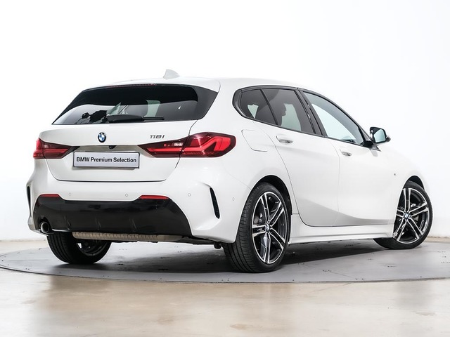 BMW Serie 1 118i color Blanco. Año 2024. 100KW(136CV). Gasolina. En concesionario Oliva Motor Tarragona de Tarragona