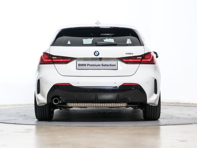 BMW Serie 1 118i color Blanco. Año 2024. 100KW(136CV). Gasolina. En concesionario Oliva Motor Tarragona de Tarragona