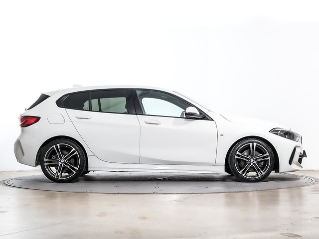 BMW Serie 1 118i color Blanco. Año 2024. 100KW(136CV). Gasolina. En concesionario Oliva Motor Tarragona de Tarragona