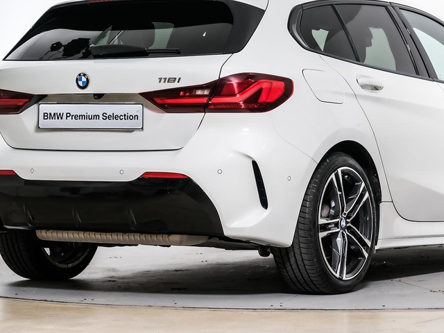 BMW Serie 1 118i color Blanco. Año 2024. 100KW(136CV). Gasolina. En concesionario Oliva Motor Tarragona de Tarragona